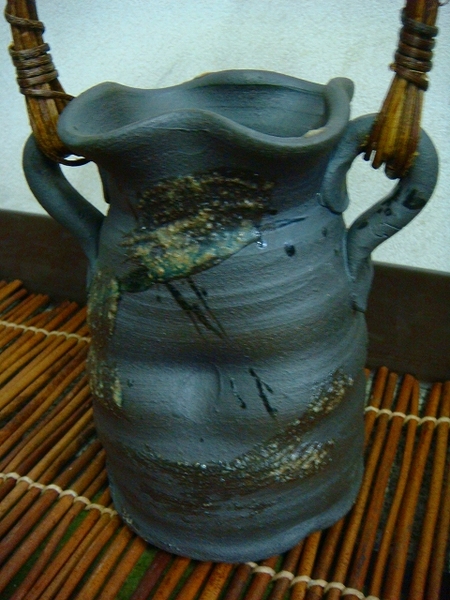 信楽焼　花器　黒窯変形